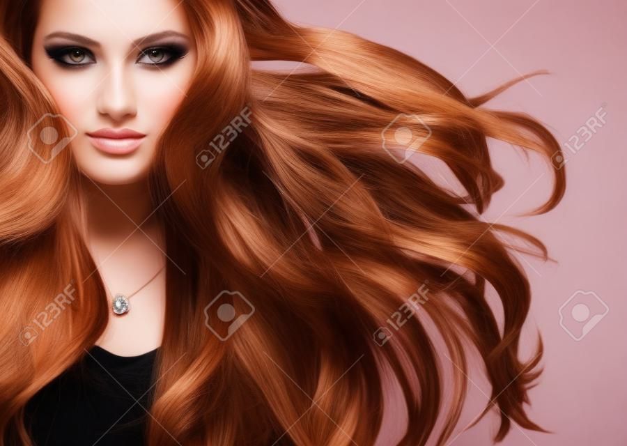 긴 머리 불고있는 패션 모델 소녀의 초상화