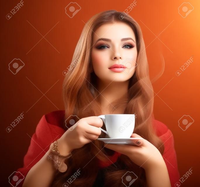 Modello di bellezza Ragazza con il tè o caffè Tazza