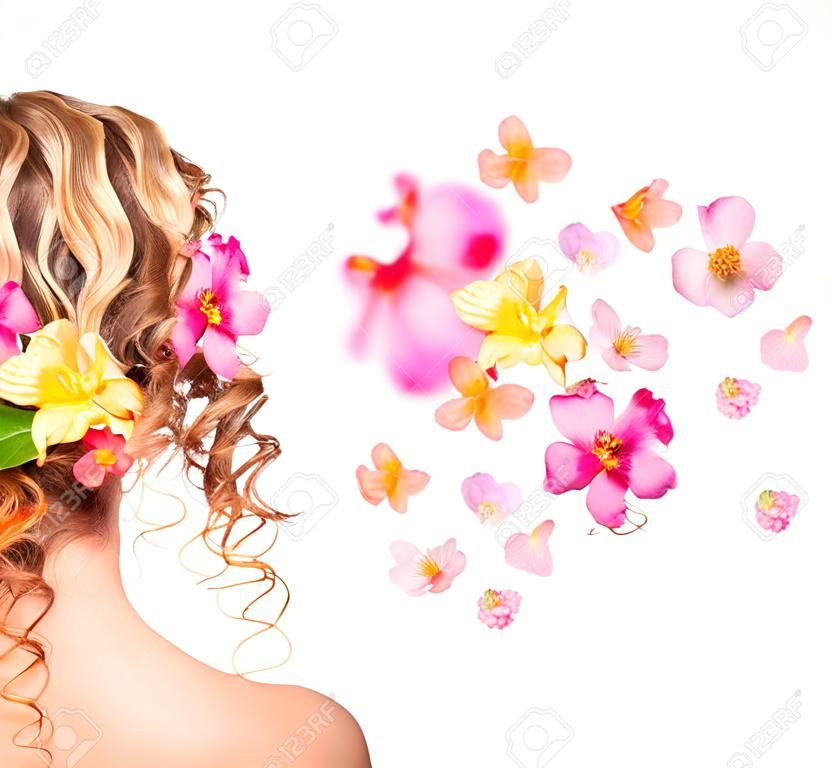 Haarstijl met kleurrijke bloemen Haarverzorging concept Backside view