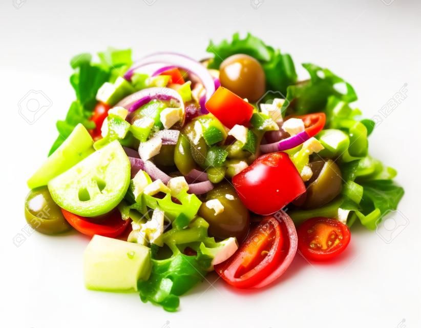Griechischer Salat isoliert auf einem weißen Hintergrund