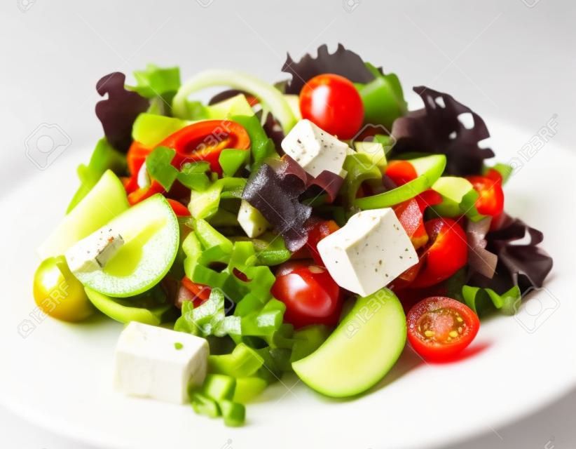 Griekse salade geïsoleerd op een witte achtergrond