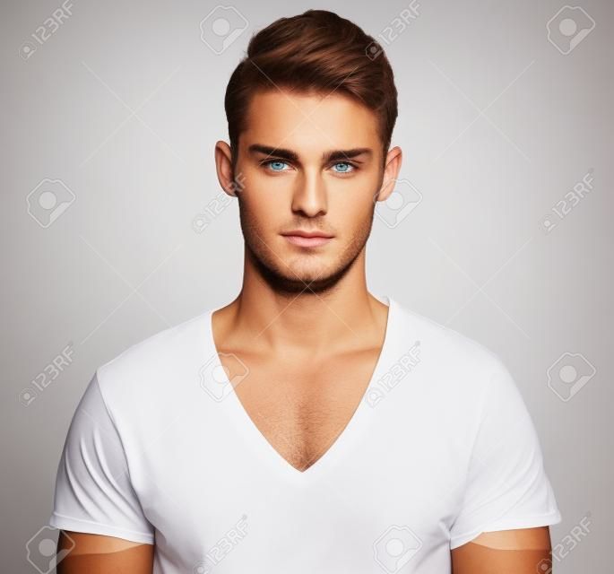 Handsome Mann in weißen T-Shirt auf einem weißen