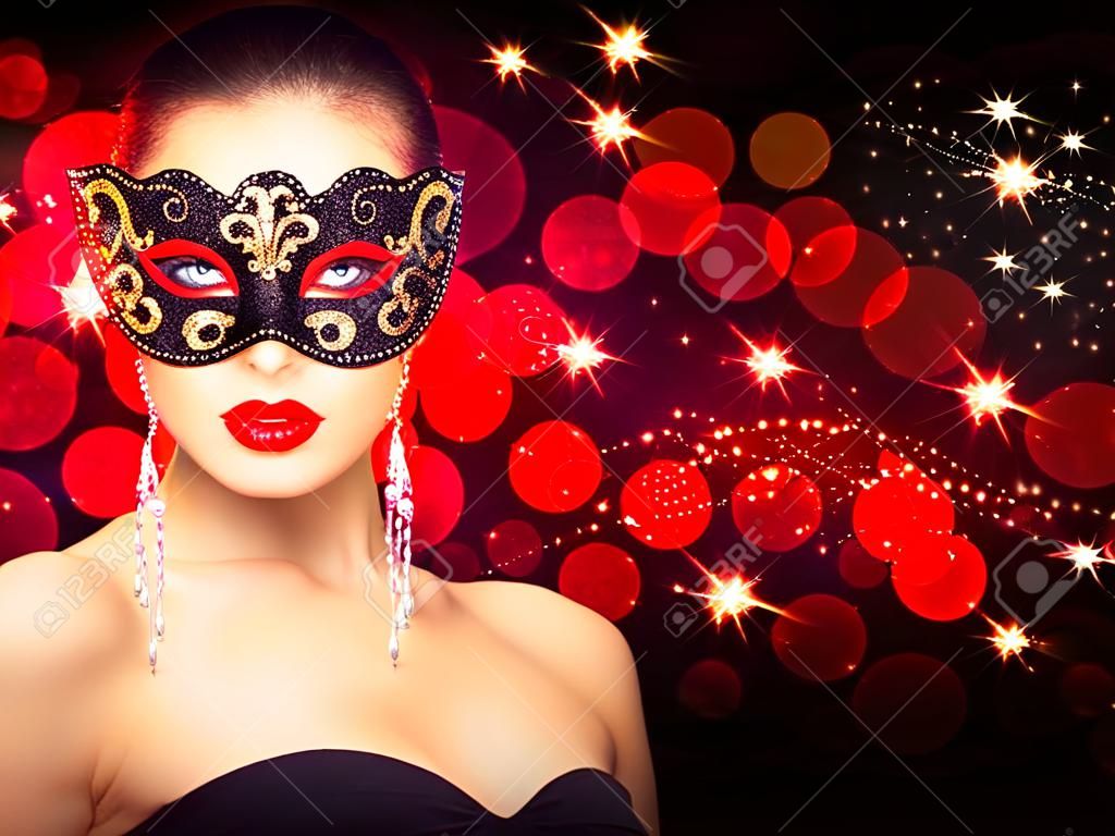 Kadın giyen karnaval kırmızı arka plan parlayan üzerinde maske