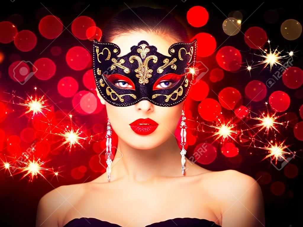 Kadın giyen karnaval kırmızı arka plan parlayan üzerinde maske