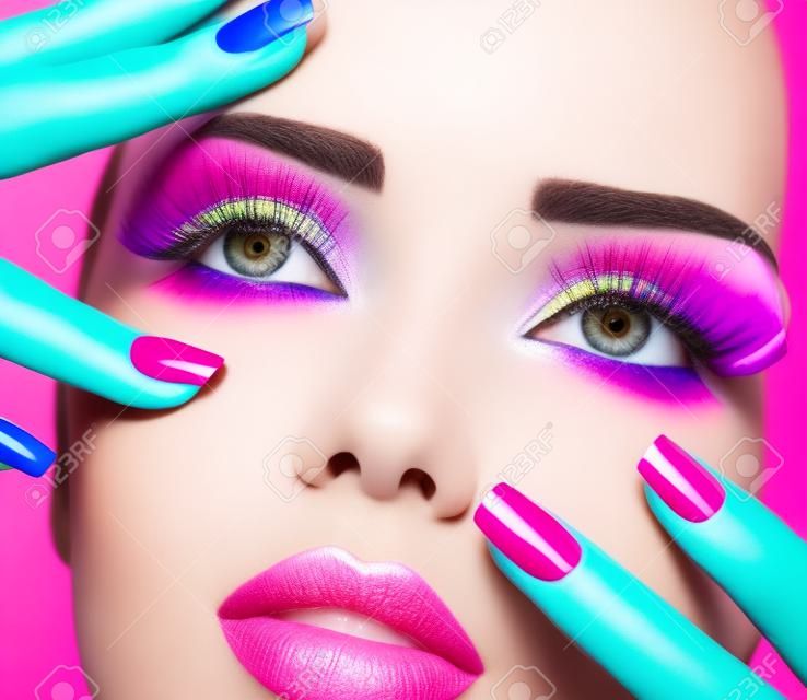 Schoonheid meisje portret met levendige make-up en kleurrijke nagellak