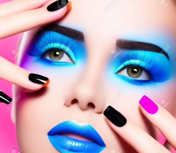 Schoonheid meisje portret met levendige make-up en kleurrijke nagellak