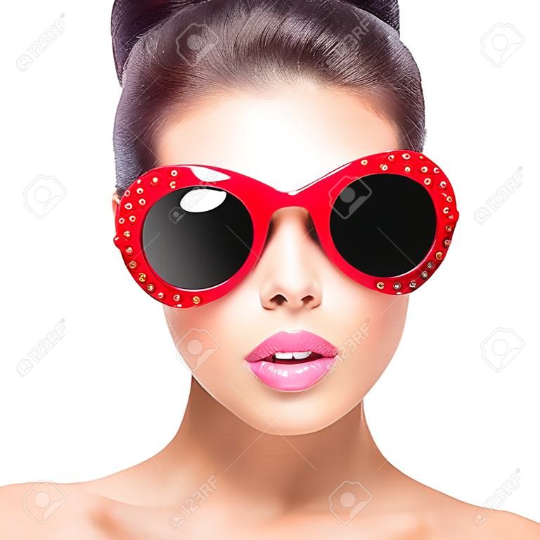 Szépség meglepett divatmodell lány napszemüveget visel