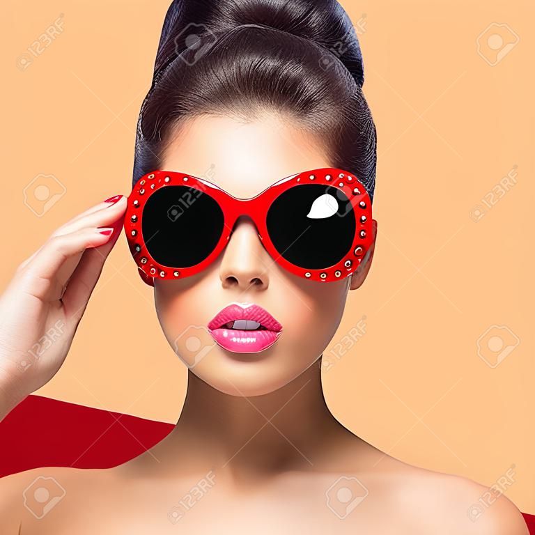 Szépség meglepett divatmodell lány napszemüveget visel