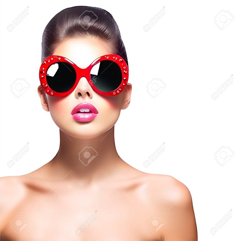 Красота удивлен фотомодель девушка носить солнцезащитные очки