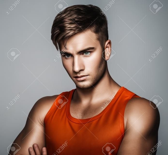 Isolated on white background Yakışıklı atletik genç adam
