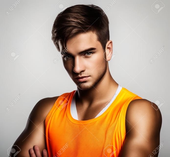 Isolated on white background Yakışıklı atletik genç adam