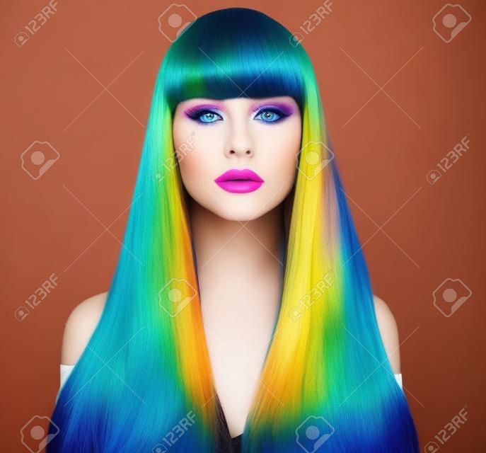 Chica modelo de manera de la belleza con el pelo teñido de colores