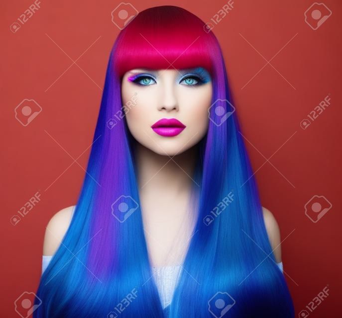Chica modelo de manera de la belleza con el pelo teñido de colores