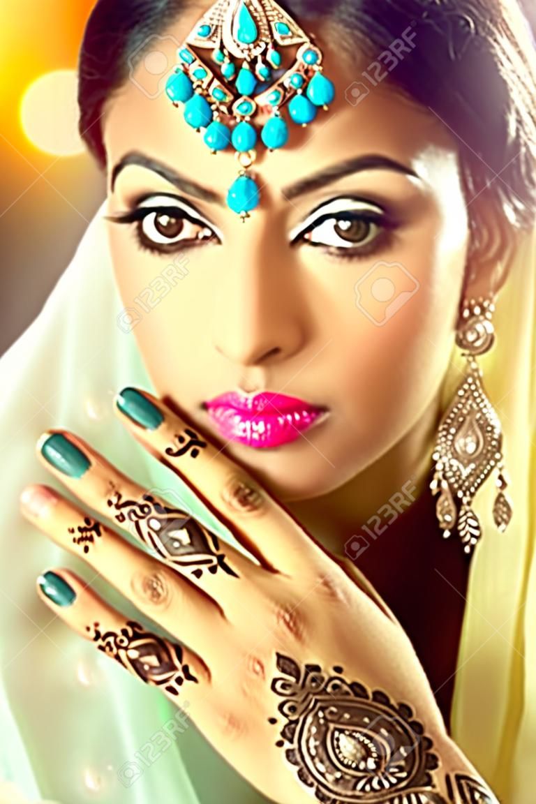 Schöne indische Frau Porträt. Hindu-Mädchen mit menhdi Tattoo