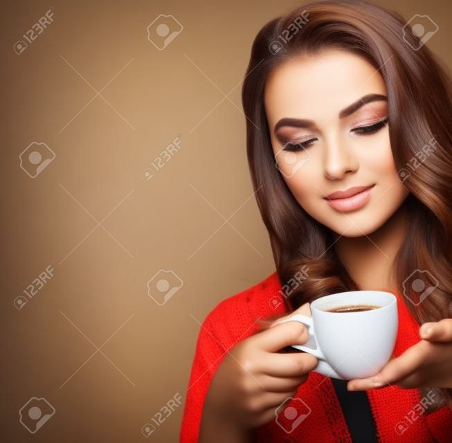 年輕漂亮的女人與一杯熱咖啡