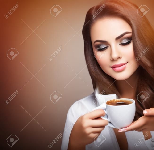 年輕漂亮的女人與一杯熱咖啡