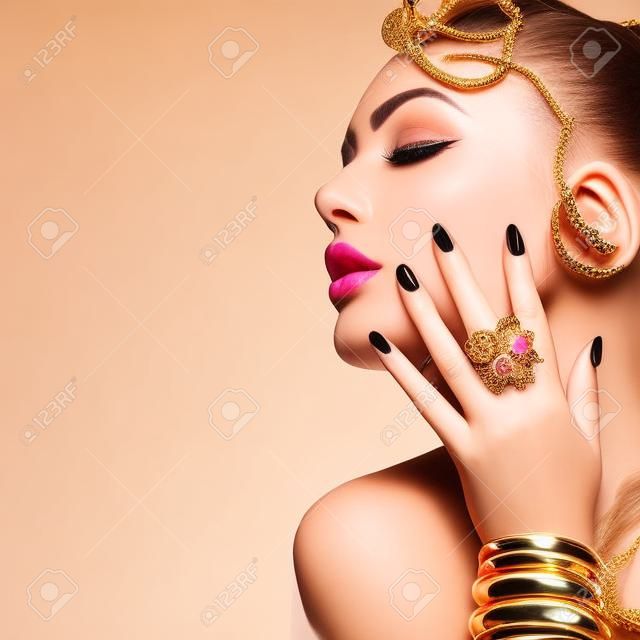 мода красота женщина с золотой макияж, аксессуары и ногтей