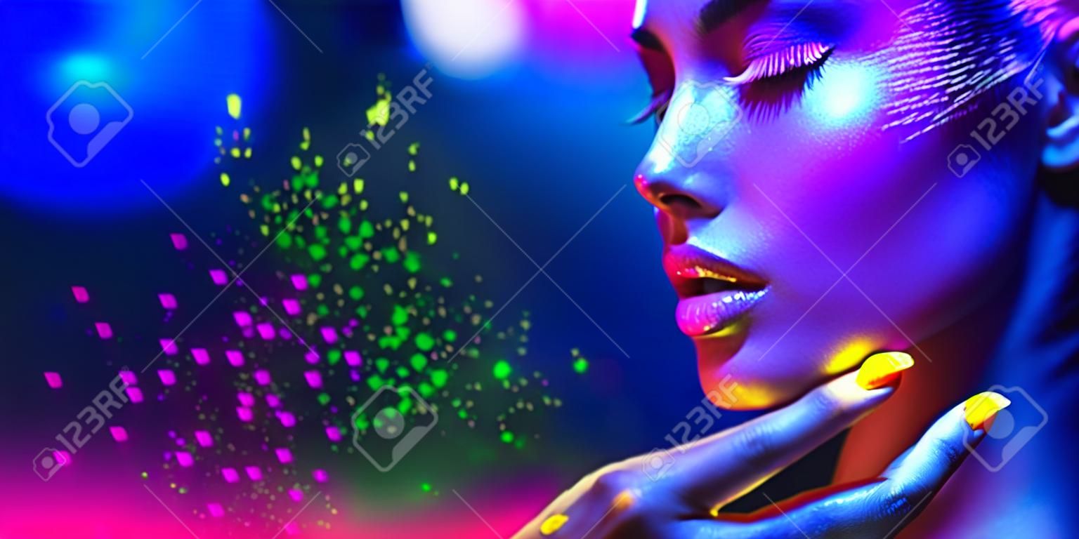 Mujer de moda en luz de neón, retrato de modelo de belleza con maquillaje fluorescente