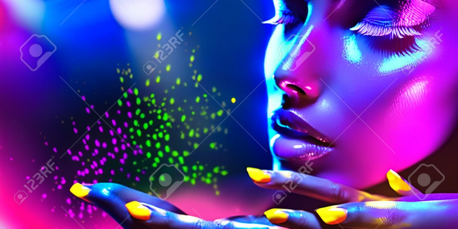 Moda donna in luce al neon, ritratto del modello di bellezza con il trucco fluorescente