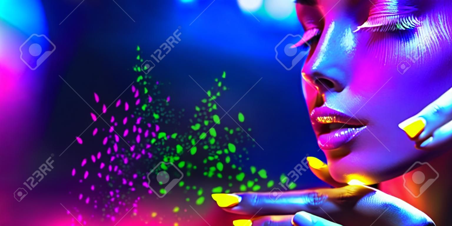 Mujer de moda en luz de neón, retrato de modelo de belleza con maquillaje fluorescente