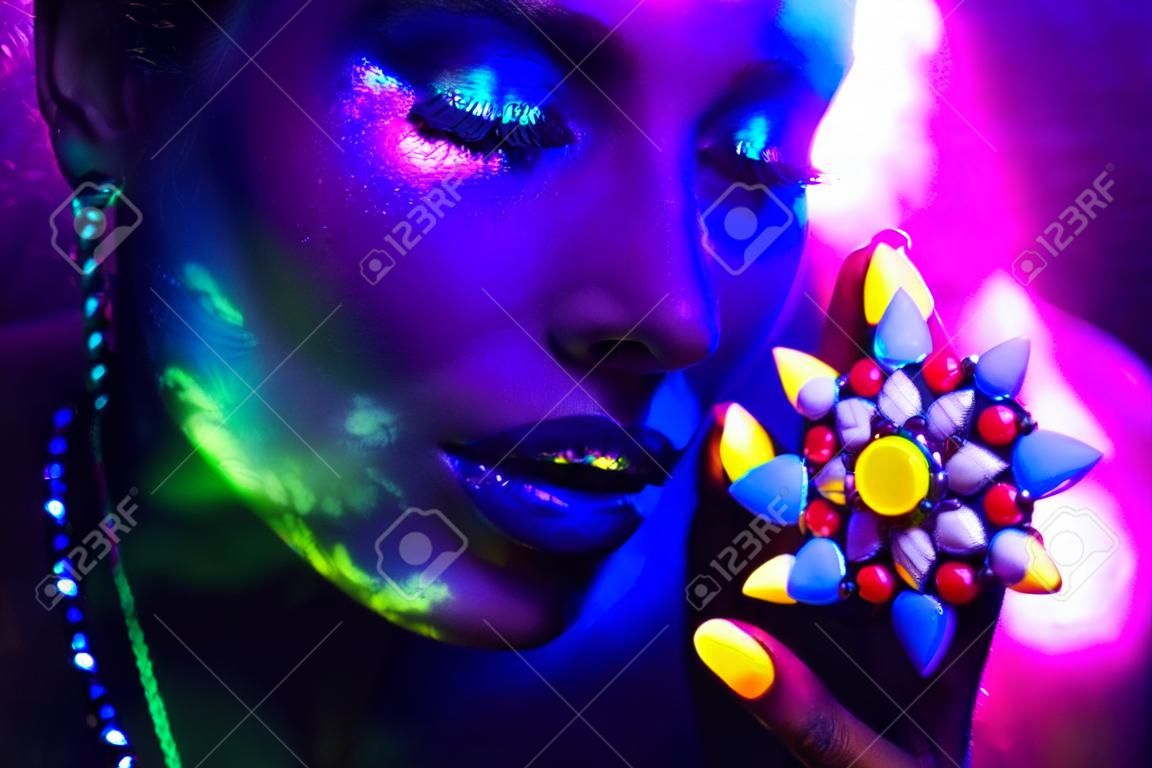 Mujer de la manera en luz de neón, retrato de modelo de belleza con maquillaje fluorescente