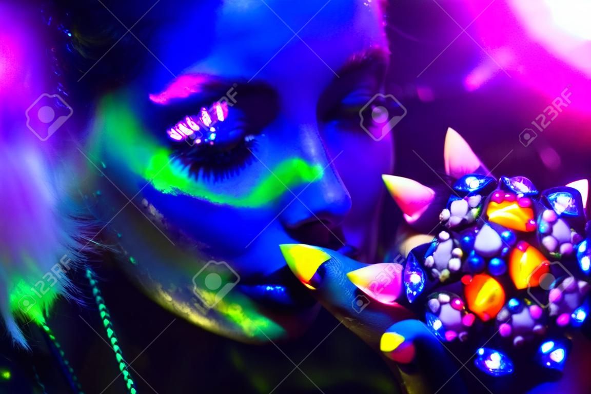 Mujer de la manera en luz de neón, retrato de modelo de belleza con maquillaje fluorescente