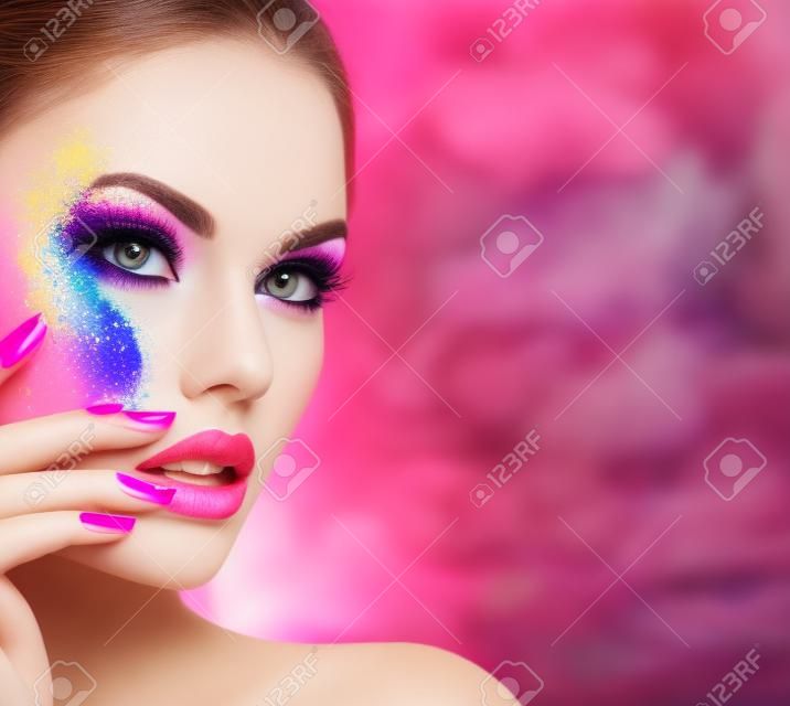 Mujer de la belleza con el maquillaje de color brillante