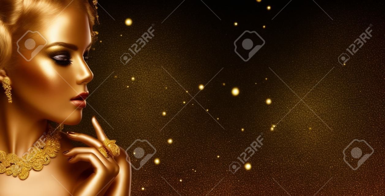 Goldene Frau. Beauty Mode-Modell Mädchen mit goldenen Make-up, Haare und Schmuck auf schwarzem Hintergrund