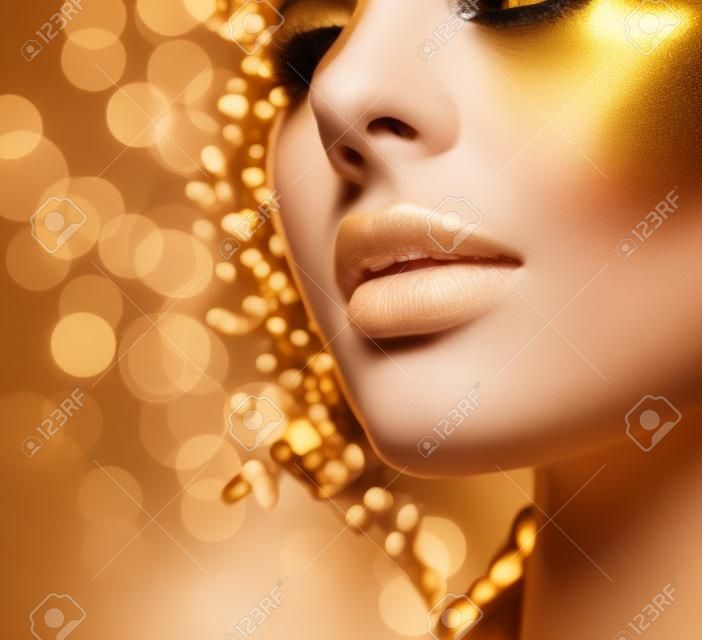 Beauty modell lány aranyszínű bőre. Divat művészet portré