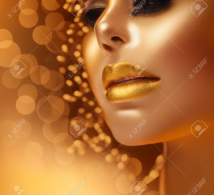 Schoonheid model meisje met gouden huid. Mode kunst portret