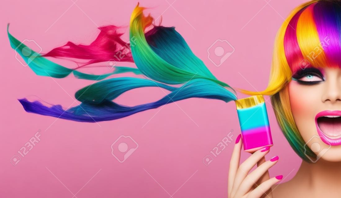Verfd haar humor concept. Schoonheid model vrouw schildert haar haar in kleurrijke heldere kleuren