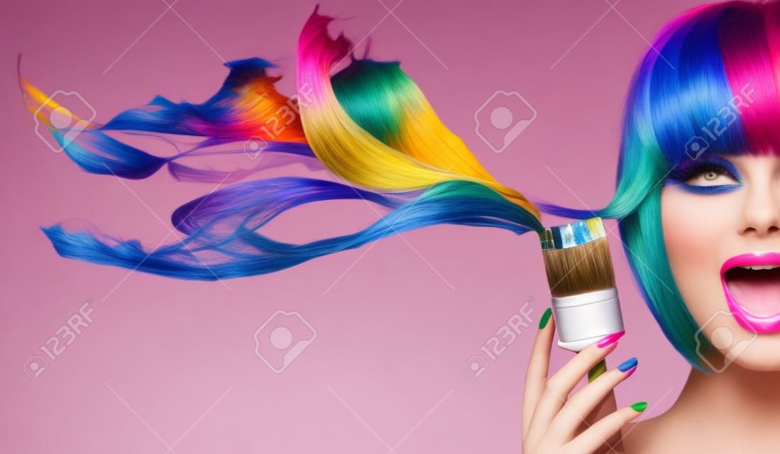 Verfd haar humor concept. Schoonheid model vrouw schildert haar haar in kleurrijke heldere kleuren