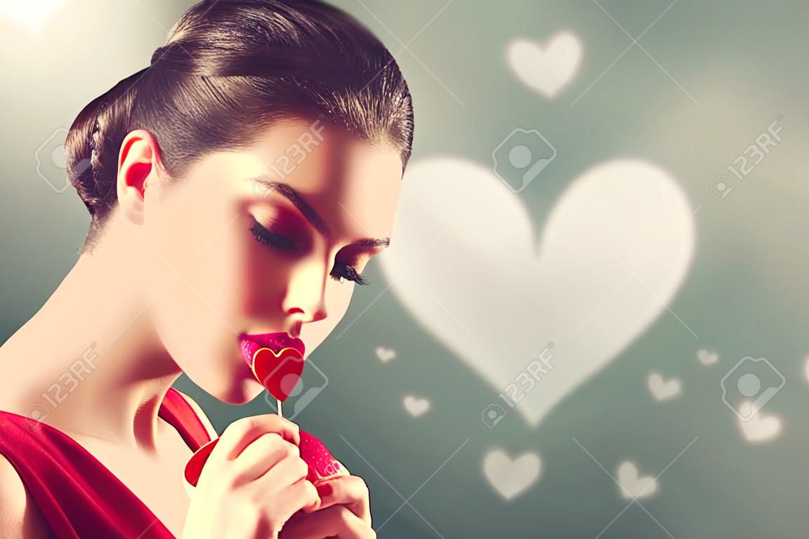 Valentin nap. Szépség fiatal modell lány Valentine szív alakú süti