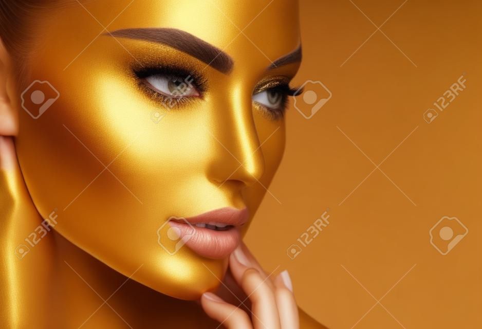 时尚艺术金色皮肤的女人面部肖像特写