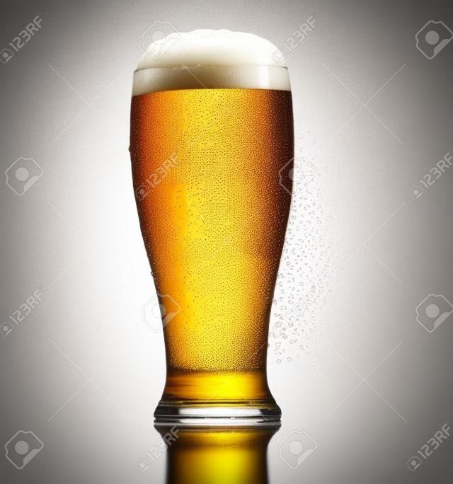 Bira. Soğuk biranın bardağı su ile düşer. Zanaat, bira, beyaz, arka plân