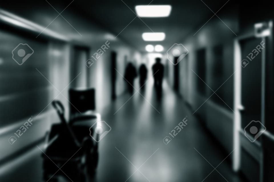 Silhouette sombre marchant sur le hall de l'hôpital, fond flou.