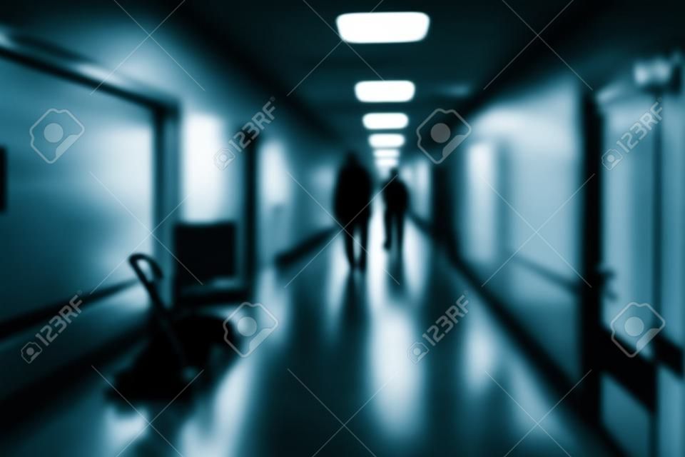 在醫院大廳黑色剪影行走，未聚焦的背景。