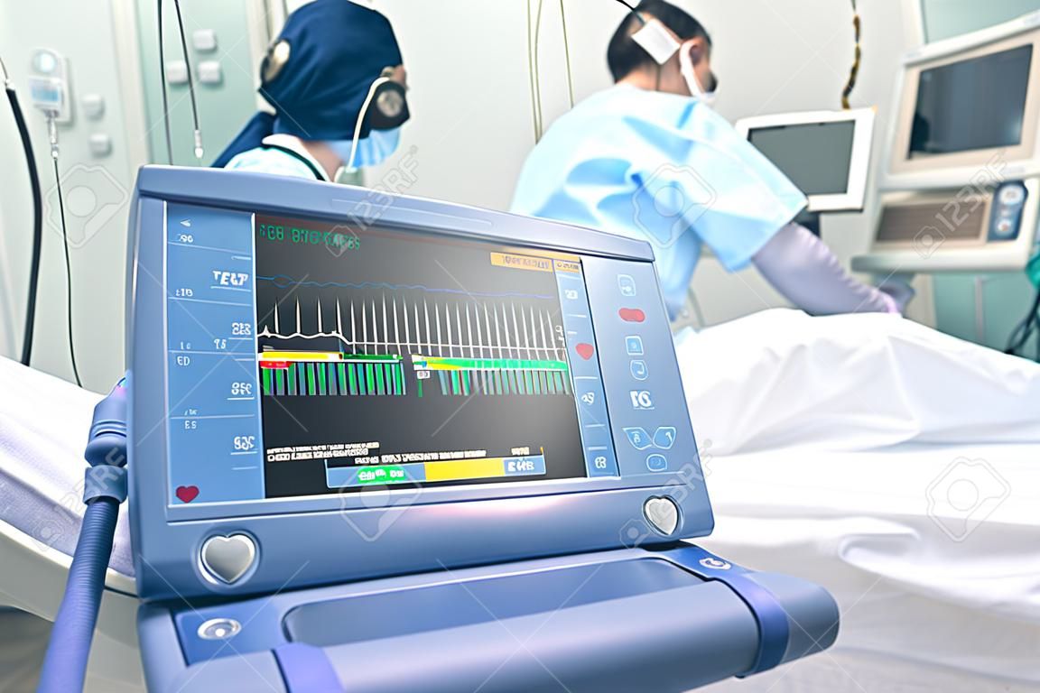 心率追踪監視器在病房中，有工作的護士。