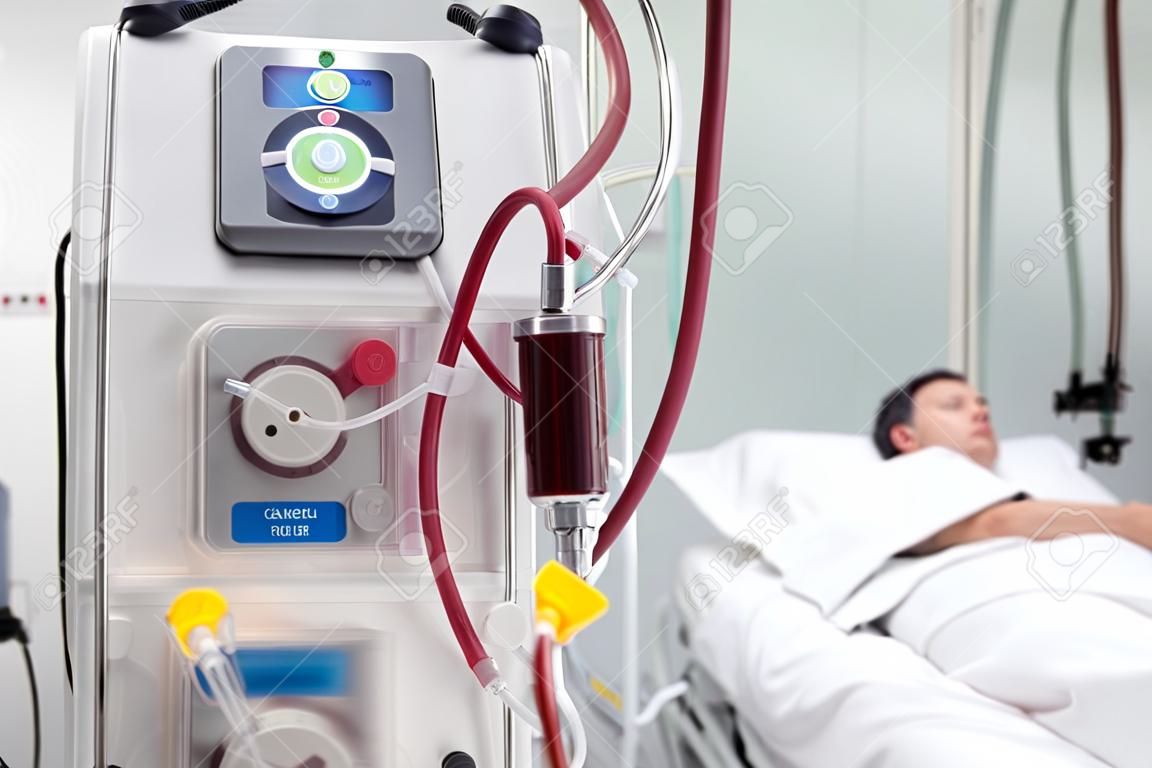 Sprzęt medyczny do dializy krwi ciężko chorego pacjenta.