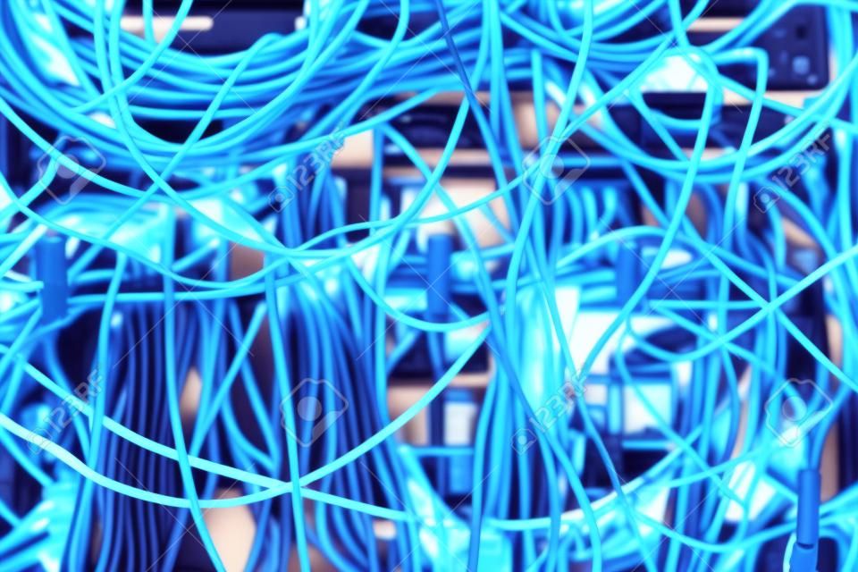 caótico desorden de los cables de red enmarañada todos juntos