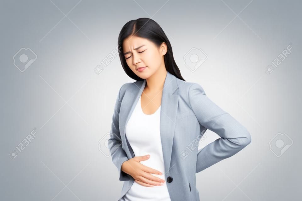 Junge Geschäftsfrau mit Rücken- und Magenschmerzen
