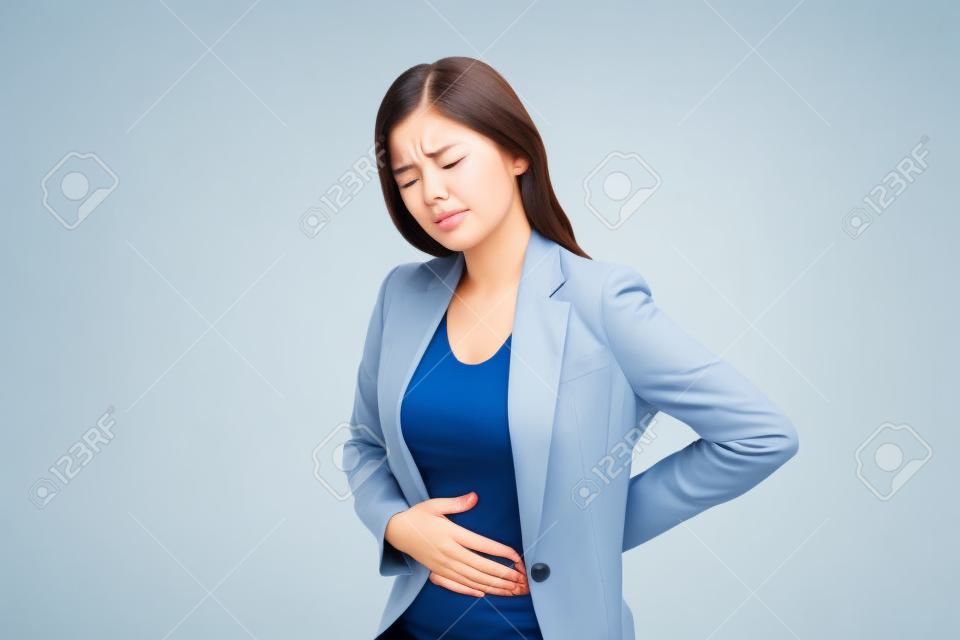 Junge Geschäftsfrau mit Rücken- und Magenschmerzen
