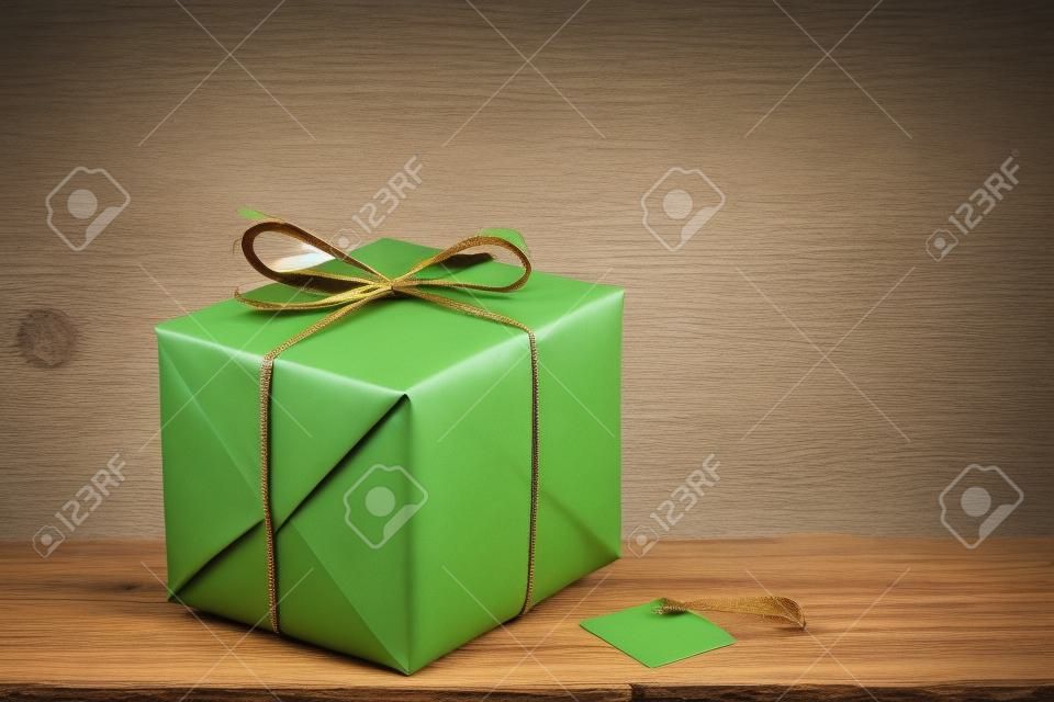 Ekologiczne pudełka na prezenty owinięte brązowym papierem, zieloną przestrzenią do kopiowania koncepcji szczęśliwego nowego roku
