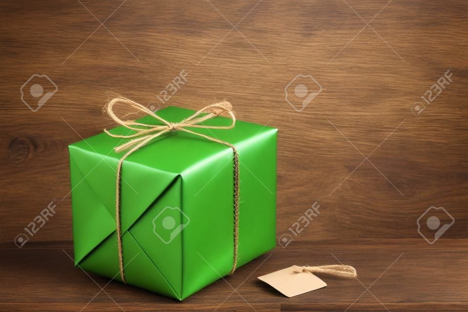 Ekologiczne pudełka na prezenty owinięte brązowym papierem, zieloną przestrzenią do kopiowania koncepcji szczęśliwego nowego roku