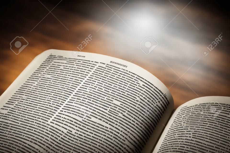 Close-up tiro da Bíblia aberta