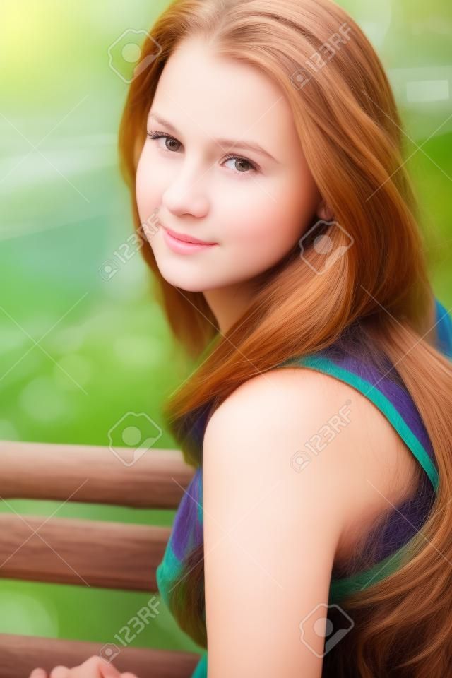 Porträt einer schönen Teenager-Mädchen auf natürlichen Hintergrund.