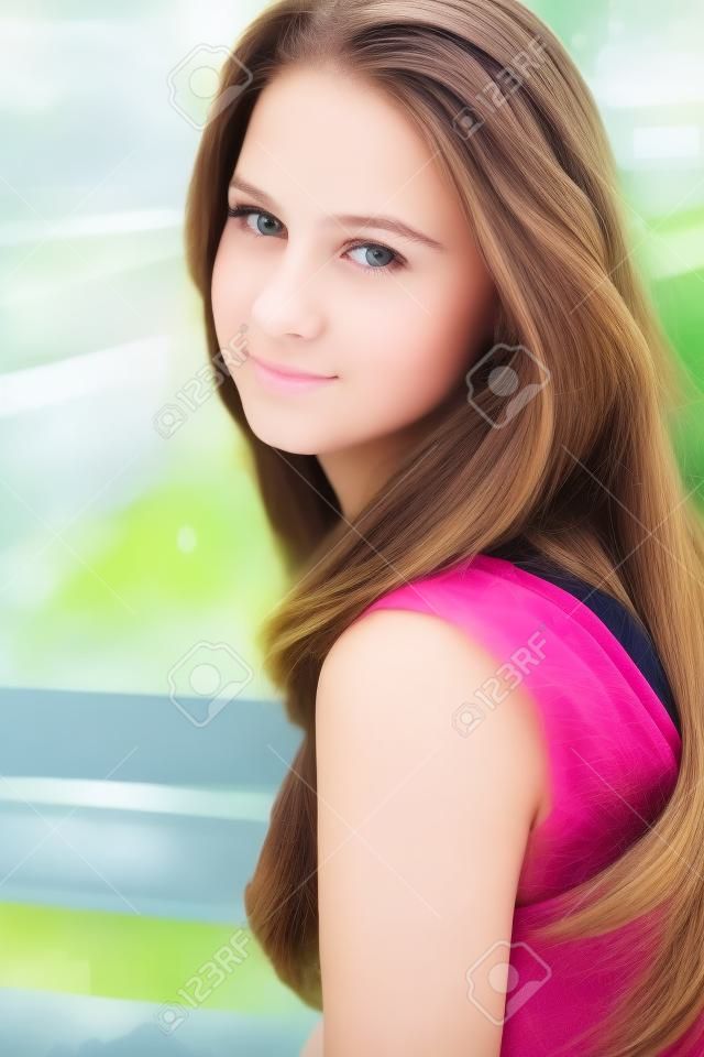 Porträt einer schönen Teenager-Mädchen auf natürlichen Hintergrund.