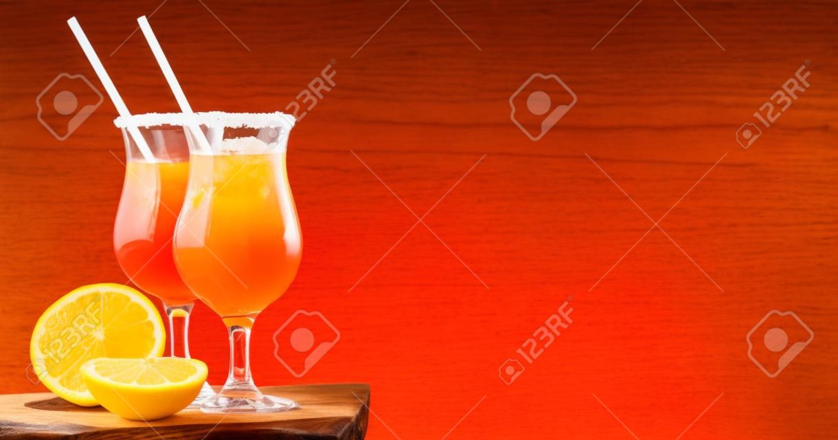 Tequila Sunrise Cocktail em pranchas de madeira
