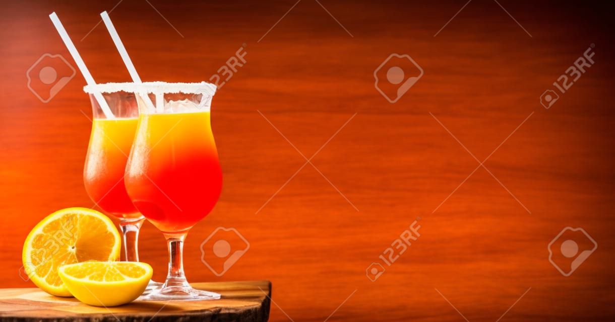 Tequila Sunrise Cocktail em pranchas de madeira