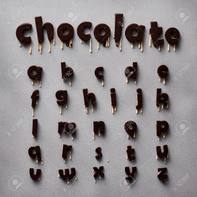 Alfabeto chocolate derretido sobre fondo blanco. Letras minusculas. 26 pequeñas letras del alfabeto Inglés